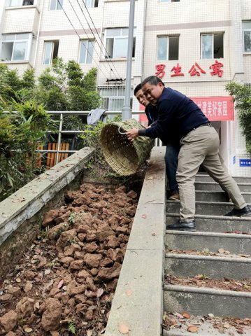 美化校园植新树 迎接校庆我先行