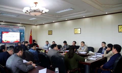我校召开中心组学习会